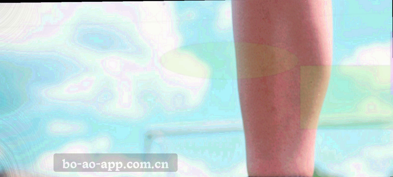 夜场灯光下的球场中圈俯视抽象构图，深青底色上分布荧光绿高光点